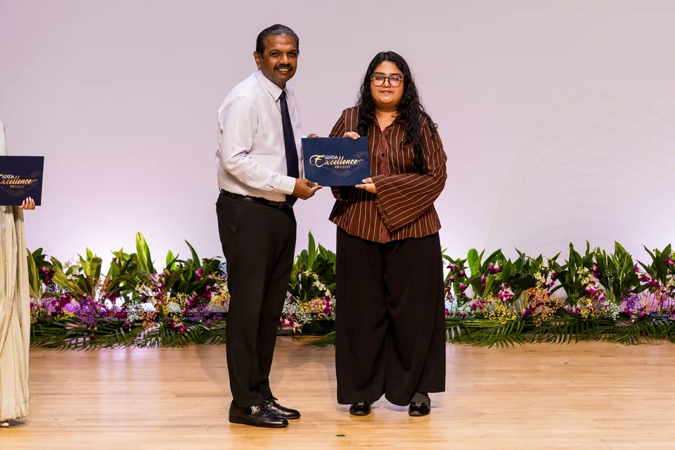 Anirah Khan Binte Ahmed Tarmeze Khan received her award in the ITE Higher Nitec category from SINDA Chief Executive Officer Anbarasu Rajendran.