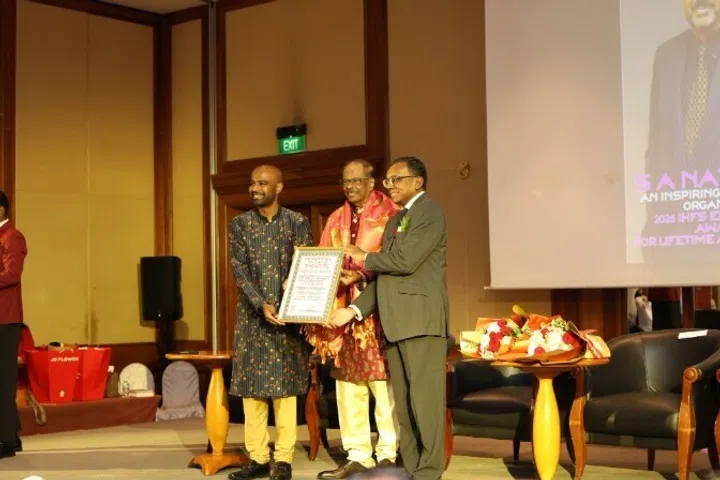 S A Nathan Nathanji, President of the Indian Hall Of Fame (centre), receiving the ‘Lifetime’ Award for his achievements from Dr Hamid Razak (left) and Justice Vinodh Coomaraswamy (right)