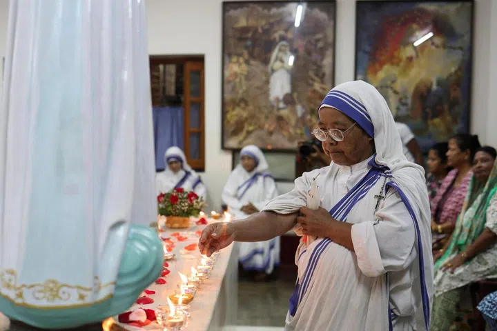 A nun from the Missionaries of Charity, the global order of nuns founded by Saint Mother Teresa, offers prayers at the tomb to mark Mother Teresa's 116th birth anniversary.