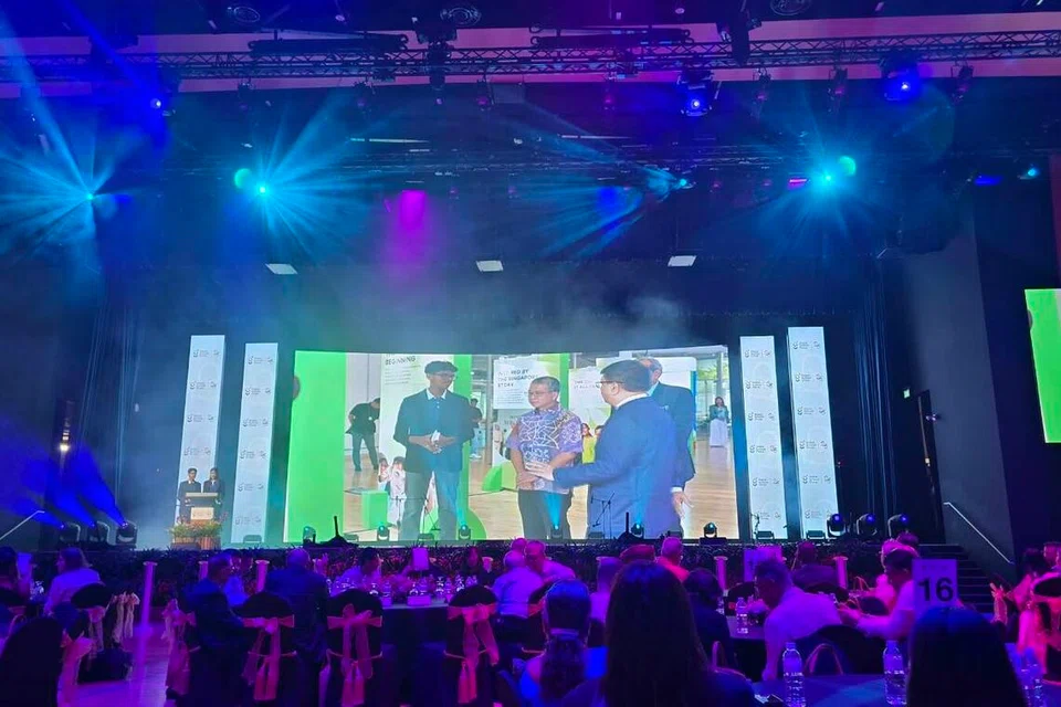 A livestream of Minister Edwin Tong’s entrance and journey through the campus was shown to the guests in the auditorium.