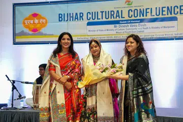 BiJhar president Shiwani Khirwal (far left) and India’s Deputy High Commissioner Pooja Tillu greeting celebrated folk singer Malini Awasthi (centre).