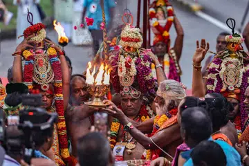 Chief priest Siva Sri Manisekaran Gurukkal showing the divine light during the consecration ceremonies.