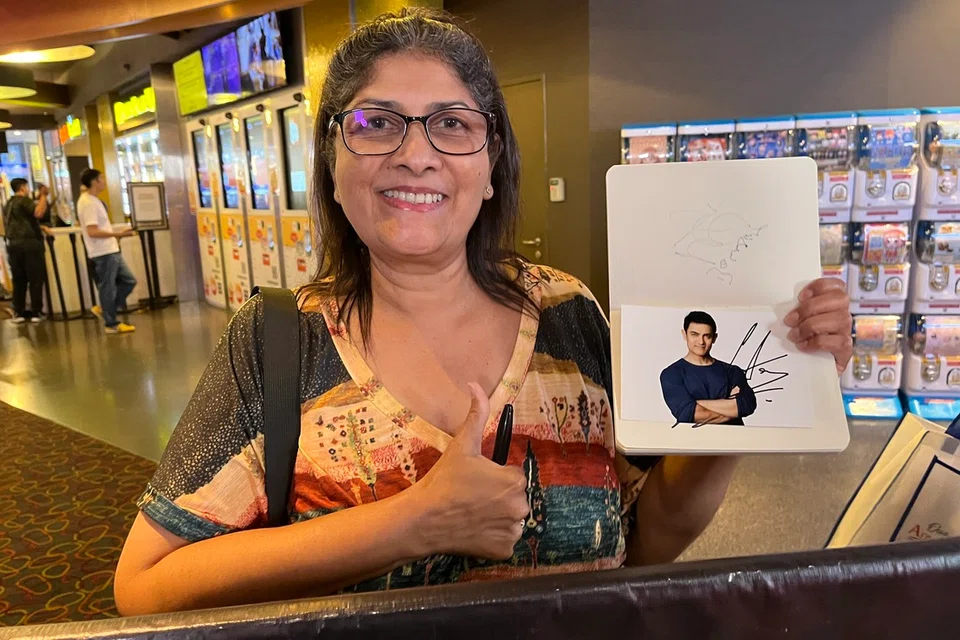 Caroline Simon, a fan of Aamir Khan, with his signed autograph.