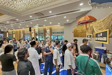 Attendees queueing at the chendol and hot beverage stations.