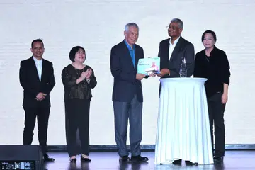 SM Lee Hsien Loong conferred honorary membership at SPWU’S 80th anniversary dinner. Left to right: Rashidin Bin Ismail Bharoocha, General Secretary of SPWU; Jessie Yeo Hong Cheng, Advisor of SPWU; SM Lee; Arasu Duraisamy, President of SPWU; Khoo Woon Kung, Executive Secretary of SPWU