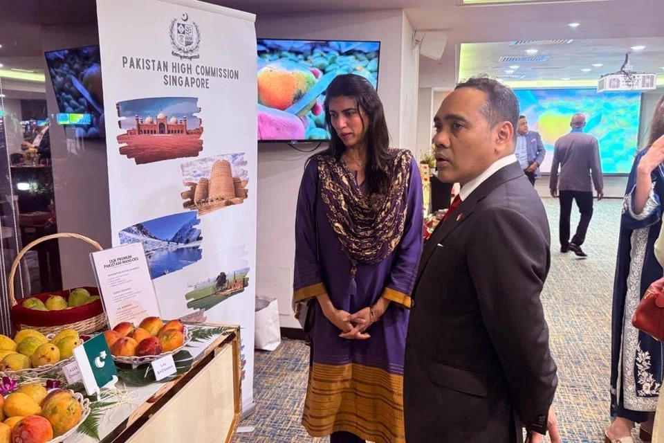 Pakistan High Commissioner Rabia Shafiq and Singapore’s Minister of State for Foreign Affairs Zhulkarnain Abdul Rahim visit the stall showcasing Pakistan’s world-renowned mangoes, including the renowned Chaunsa and Sensation varieties, at the Mango Festival.