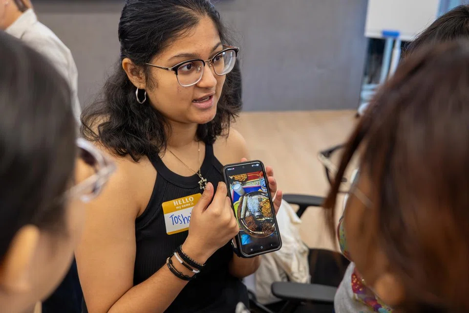 Katkar Toshaja Santosh explaining the meaning behind her picture to fellow participants.