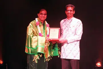 Nawaz Mirajkar receiving the the Sangitha Kala Nipuna Award from Mr Anil Sarasijakshan, president of the Sree Narayana Mission.
