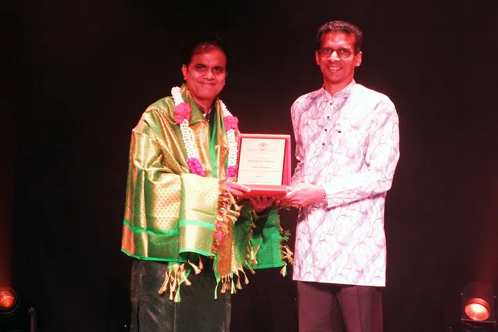 Nawaz Mirajkar receiving the the Sangitha Kala Nipuna Award from Mr Anil Sarasijakshan, president of the Sree Narayana Mission.