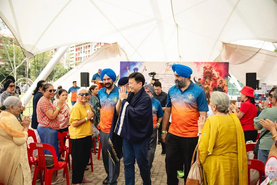 Minister Chee Hong Tat interacting with attendees, accompanied by Mr Gurrinder Singh, Vice-President of PKDD (left), and Mr Navin Pal Singh, President of PKDD (right).