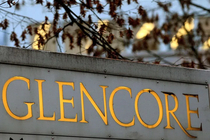 Radiant World owes Glencore a total of US$951 million, while Glencore owes Radiant World US$471 million.