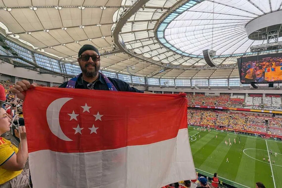 Malminderjit Singh with the Singapore flag.