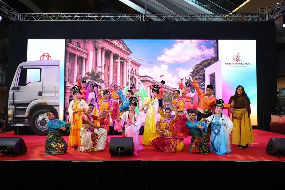 The tribute stage included Bharatanatyam by Apsaras Dance Company, Malay dance by Era Dance Theatre, Chinese opera by Re Xin Opera Association, and Eurasian folk songs by The Music Men.