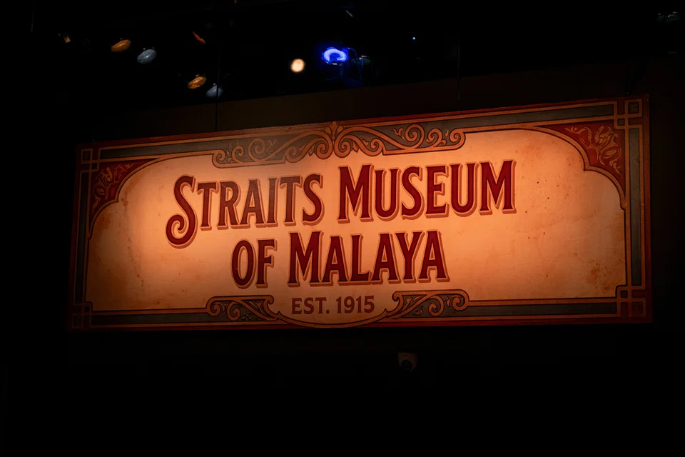 The play was set in the 1930s at the “Straits Museum of Malaya”.