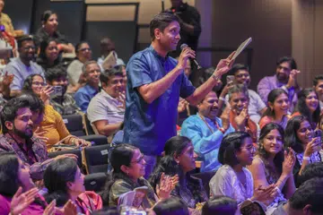 MOS Dinesh Vasu Dash sang the Ilaiyaraaja classic ‘Ilaya Nila’ alongside the audience.