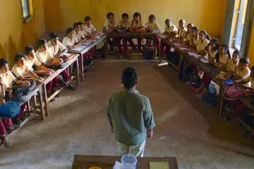 The seating arrangement shown in Sthanarthi Sreekuttan that inspired several schools in Kerala to adopt it.