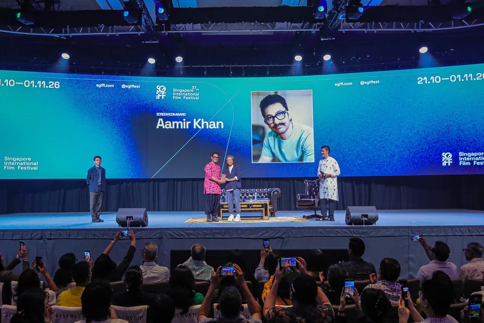 Aamir Khan (in pink kurta) receives the SGIFF Screen Icon Award from director Peter Chan at the MBS Grand Ballroom on Oct 22.