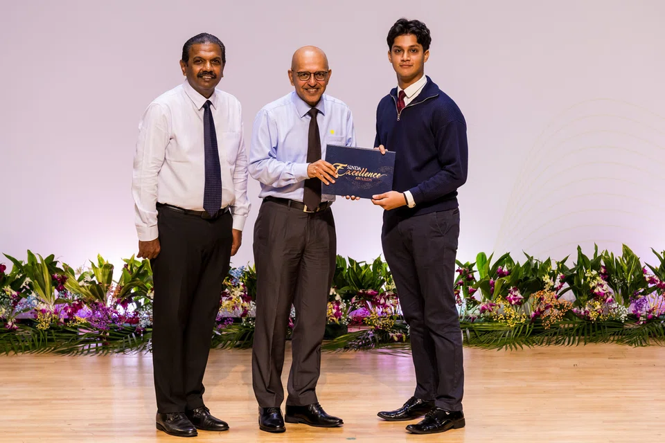 Sarthak Basak (right) received his award for the GCE A-Level category from National University of Singapore’s University Registrar R.Rajaram (centre). SINDA Chief Executive Officer Anbarasu Rajendran was also present