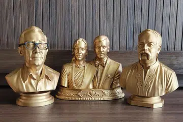 Moving beyond two-dimensional prints, a young entrepreneur has introduced lifelike sculptures that replicate the exact facial structures and emotions of everyday individuals.