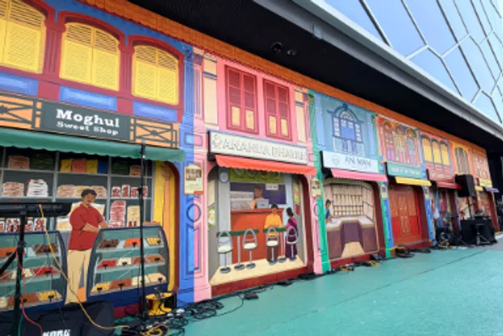 The temporary art installation features shophouses that were located on Campbell Lane in the past. Contrary to popular belief, there were shops run by other ethnicities in Campbell Lane as well, such as a Chinese coffeehouse, reflecting Singapore’s multi-racial society.