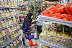 The picker and packer team of Ms Zafira and Mr Pandi Karthik scouring different aisles at Mustafa Centre for items to fulfil an online order.