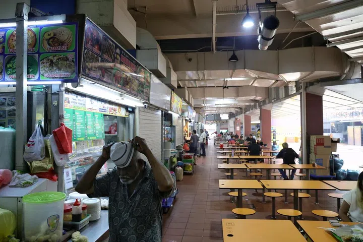 Stalls mull the impact of the haze at Tekka Centre on Oct 16, 2026.