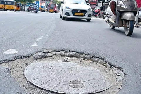 MOM Tells Firm to Stop Manhole-Cover Replacement Works After 2 Workers Injured in Flash Fire