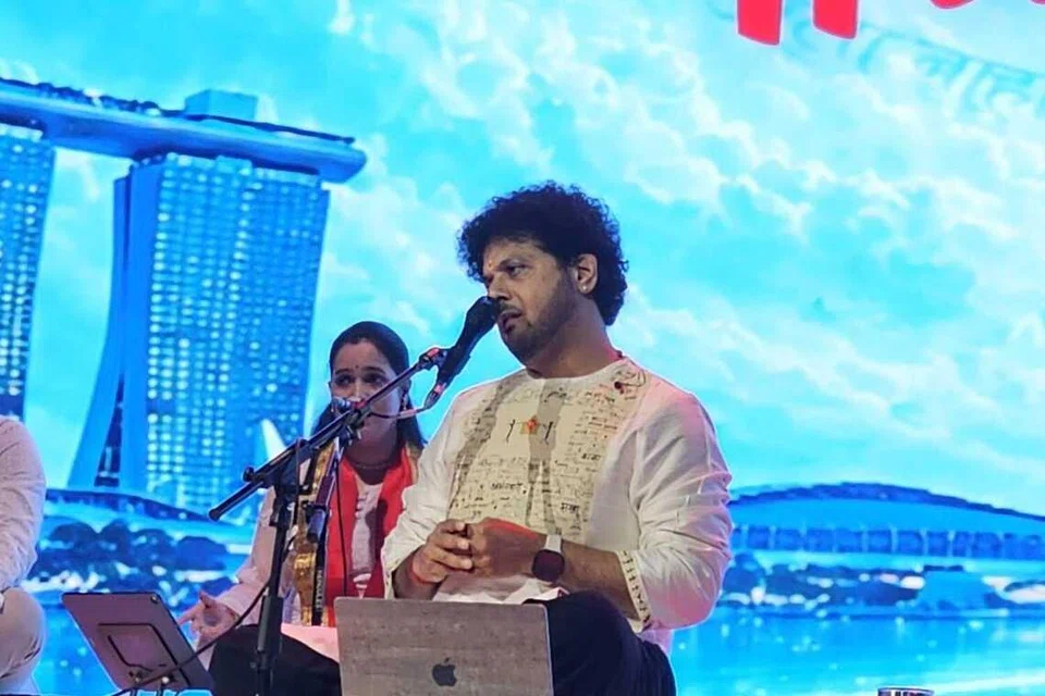 Trained under the legendary Pandit Jitendra Abhisheki, Mahesh Kale moved effortlessly between intricate classical passages rooted in the Agra and Jaipur-Atrauli gharana traditions and deeply meditative abhangs dedicated to Lord Vithoba.