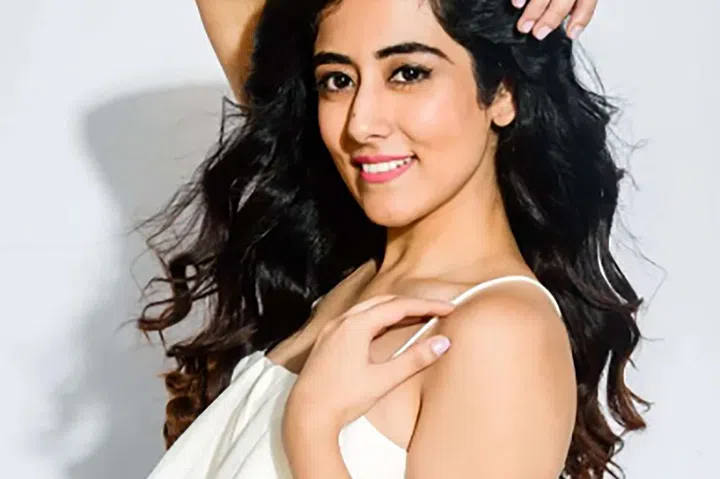 Jonita Gandhi making her film cameo in Idhayam Murali.