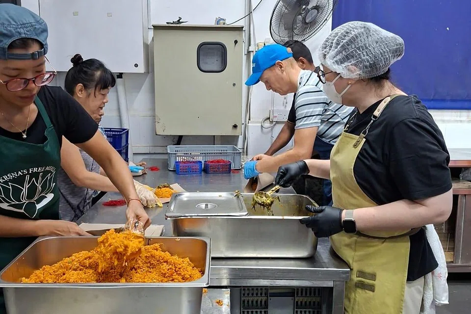 The chefs were busy preparing masala upma and tomato rice.