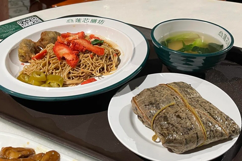 A plate of wanton mee, a small bowl of clear soup, and a bamboo leaf-wrapped rice dumpling from Lian Xin Vegetarian Restaurant.