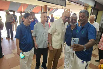 SloMo cricket players and supporters with President Tharman Shanmugaratnam.
