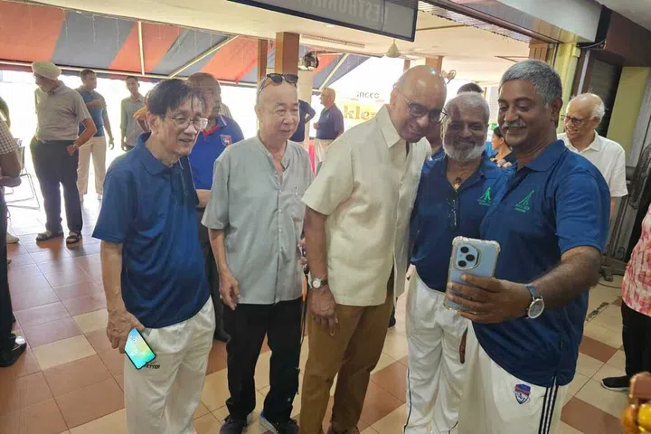SloMo cricket players and supporters with President Tharman Shanmugaratnam.