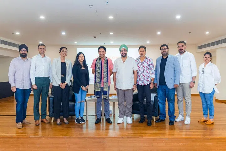 MOS Dinesh Vasu Dash and SAB chairman Malminderjit Singh (centre) with members from the 
Young Sikh Association, Singapore Khalsa Association
 and Sikh Advisory Board.