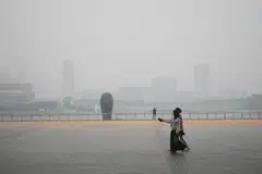 A thick haze descends over marina bay at 1230pm as the hourly PSI spikes up to 137ug with the 24hr PSI at 127.