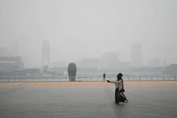 A thick haze descends over marina bay at 1230pm as the hourly PSI spikes up to 137ug with the 24hr PSI at 127.