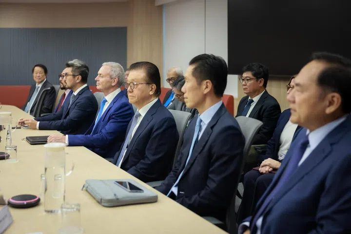 Senior leaders of (from left) Wilmar International Limited, 
Sinar Mas Group (not seated), TSH Resources Berhad, Kencana Agri Ltd, 
Indofood Agri Resources Ltd, Golden-Agri Resources Ltd, First Resources Limited, Bumitama Agri Ltd, in a meeting with DPM Gan Kim Yong, SM K Shanmugam, and Minister for Sustainability and the Environment Grace Fu.