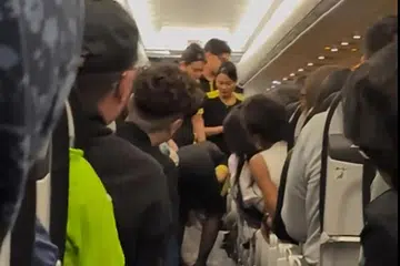 A video posted on Xiaohongshu shows a few flight attendants surrounding an item on the cabin floor as passengers looked on.