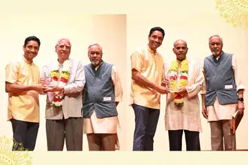 (From left) Minister of State Mr Dinesh Vasu Dash, Lifetime Achievement Awardees Mr Sat Pal Khattar & Mr K Kesavapany, and Hindu Centre’s President Dr N Varaprasad.