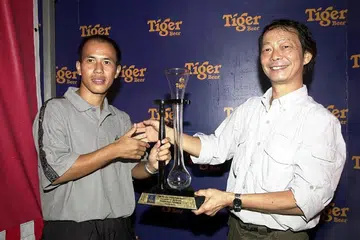 Former SAFFC player Therdsak Chaiman (left) receiving The Straits Times–Tiger Beer Player of the Month award from Jeffrey Low.
