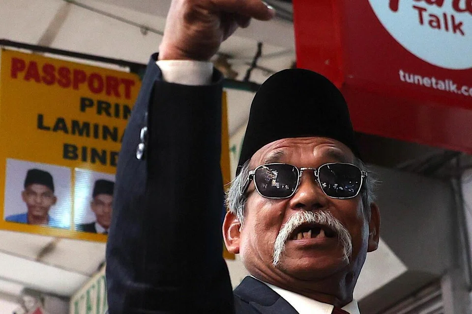 Mr Ibrahim Mat Zain, also known as “Raja Bomoh” (King of Shamans) performing a ritual near the area.