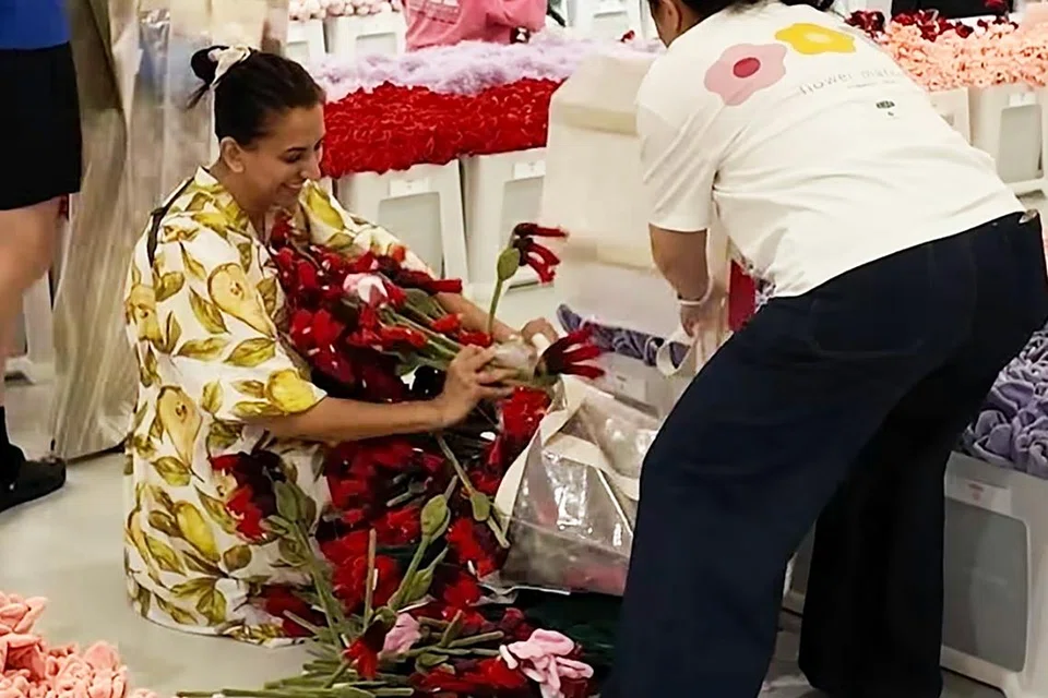 Visitors seen rushing to snap up flower plushies at the CJ Hendry Flower Market pop-up.