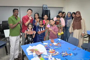 Mr David Hoe (second from left), adviser to Jurong East-Bukit Batok GRC Grassroots Organisations (Clementi), with children who created models of Kerala’s traditional Vallam Kali snake boats.