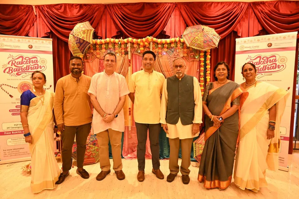 Minister of State Mr Dinesh Vasu Dash with the Hindu Centre’s committee members.