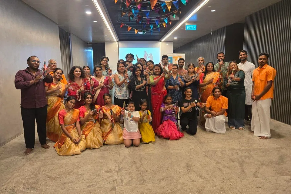 Group photo of participants, the facilitator Mr Gopi Arumugam and the local artists.