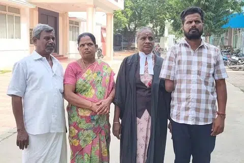 நீதிமன்றத்தை அணுகி வழக்கு தொடுத்த அவர் தன் மகனுக்கு ரூபாய் பதினைந்து லட்சம் இழப்பீடு வழங்க வேண்டுமெனக் கோரினார்.