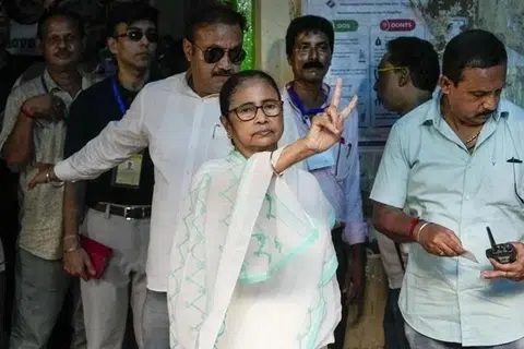 ‘பபானிபூர்’ வாக்குச்சாவடியில் முதல்வர் மம்தா பானர்ஜி வாக்களித்தார்.