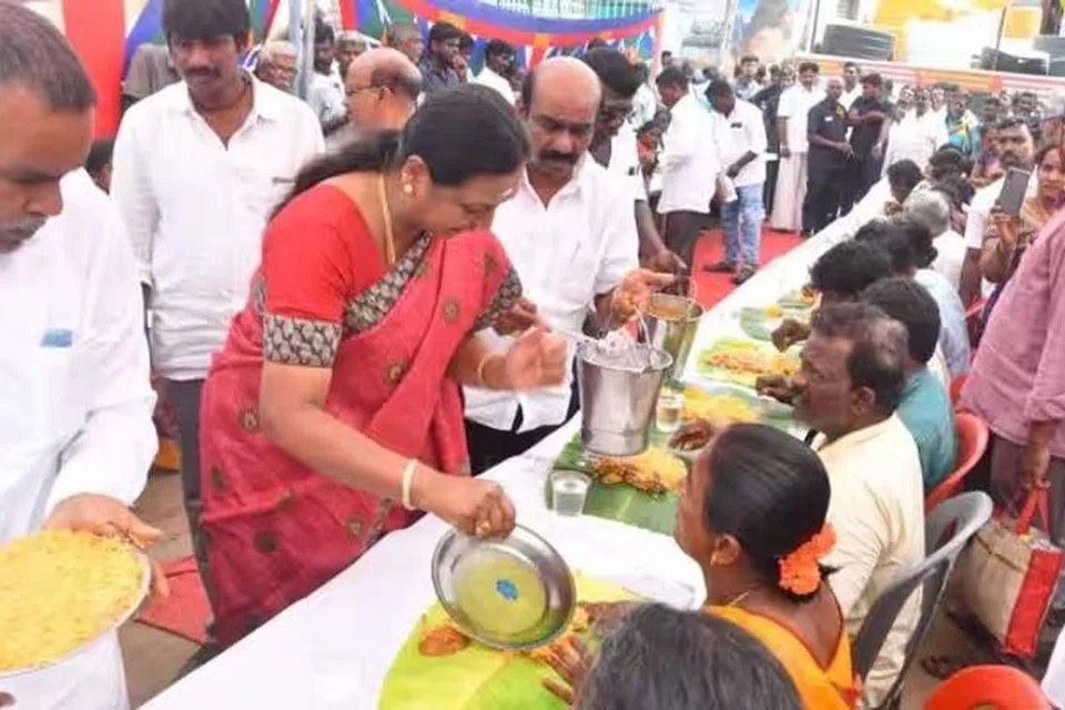 அஞ்சலி செலுத்தியவர்களுக்கு உணவு பரிமாறும் பிரேமலதா விஜயகாந்த்.