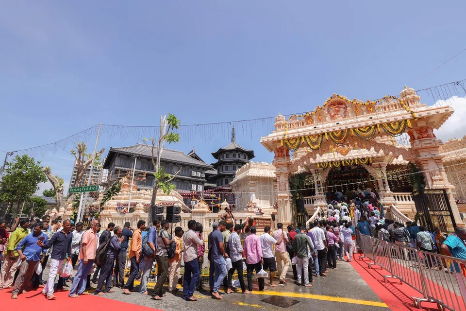 ஆலய தரிசனத்திற்காக வரிசையில் பக்தர் காத்திருக்கின்றனர்.