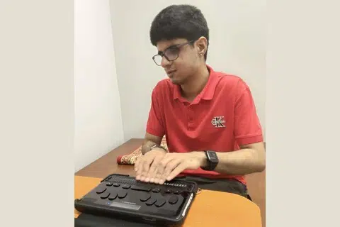 இசைக்கல்விக்காக கிரிஷம் சந்து நிப்ரி,  பிரெய்ல் சாதனத்தைப் பயன்படுத்துகிறார்.